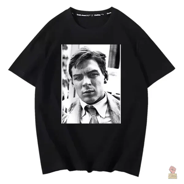 T-shirt noir avec design portrait, mode élégante et engagée