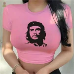 T-shirt femme, coupe courte et message engagé