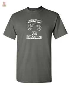 Design de t-shirt avec message "Trust Me I Am Russian