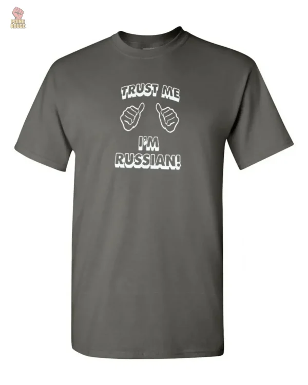 Design de t-shirt avec message "Trust Me I Am Russian