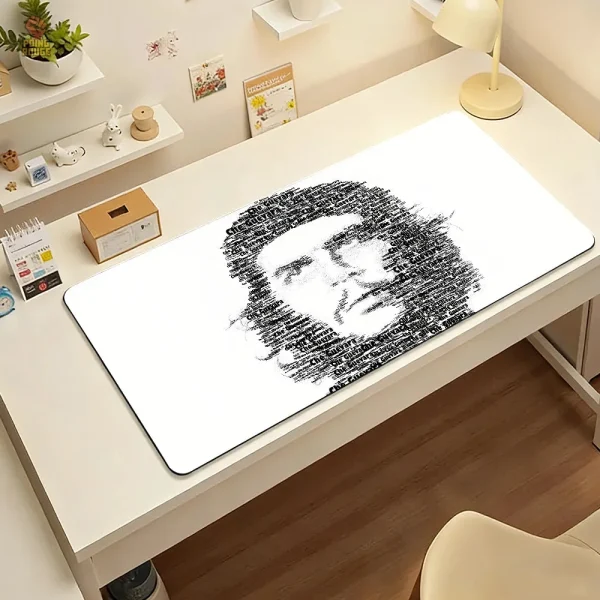 tapis-bureau-che-guevara-portrait-typographique-mots-fond-blanc-1 Tapis de bureau Che Guevara portrait typographique