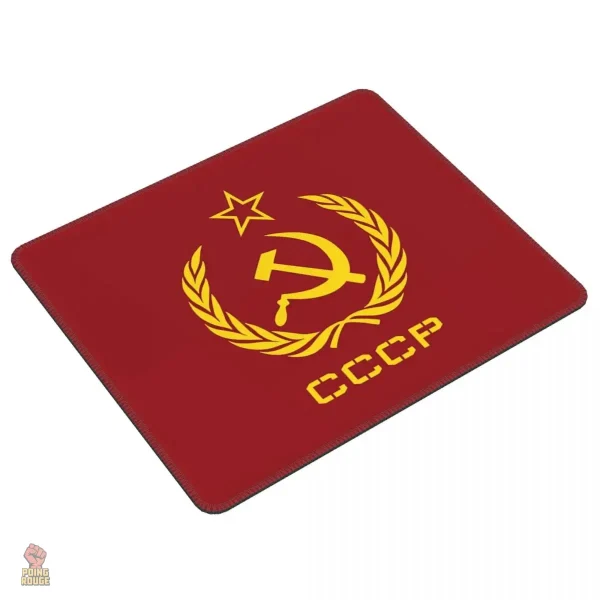 Design rouge vif avec faucille et marteau emblématiques
