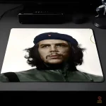 Éclaboussures brunes sur tapis Che Guevara