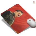 Foulard rouge et motifs URSS sur tapis de souris