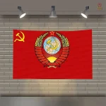Tenture murale rouge avec blason soviétique emblématique