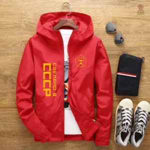 Veste colorée inspirée du style communiste
