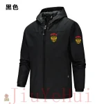 Veste multicolore inspirée du style soviétique