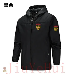 Veste multicolore inspirée du style soviétique
