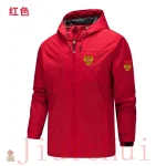 Veste colorée avec des influences historiques soviétiques